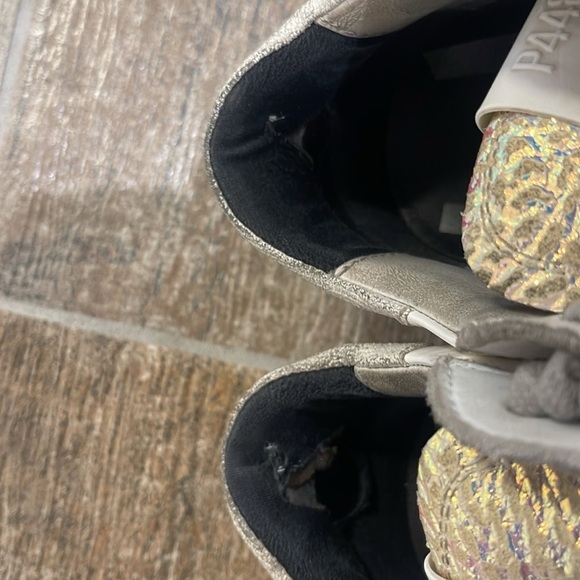 P448 Women's White Gray Sneakers with Iridescent Detail Size 39 (~8.5) - Picture 7 of 9